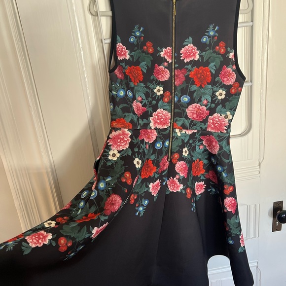 Mini Scuba Dress with floral print - Picture 5 of 6